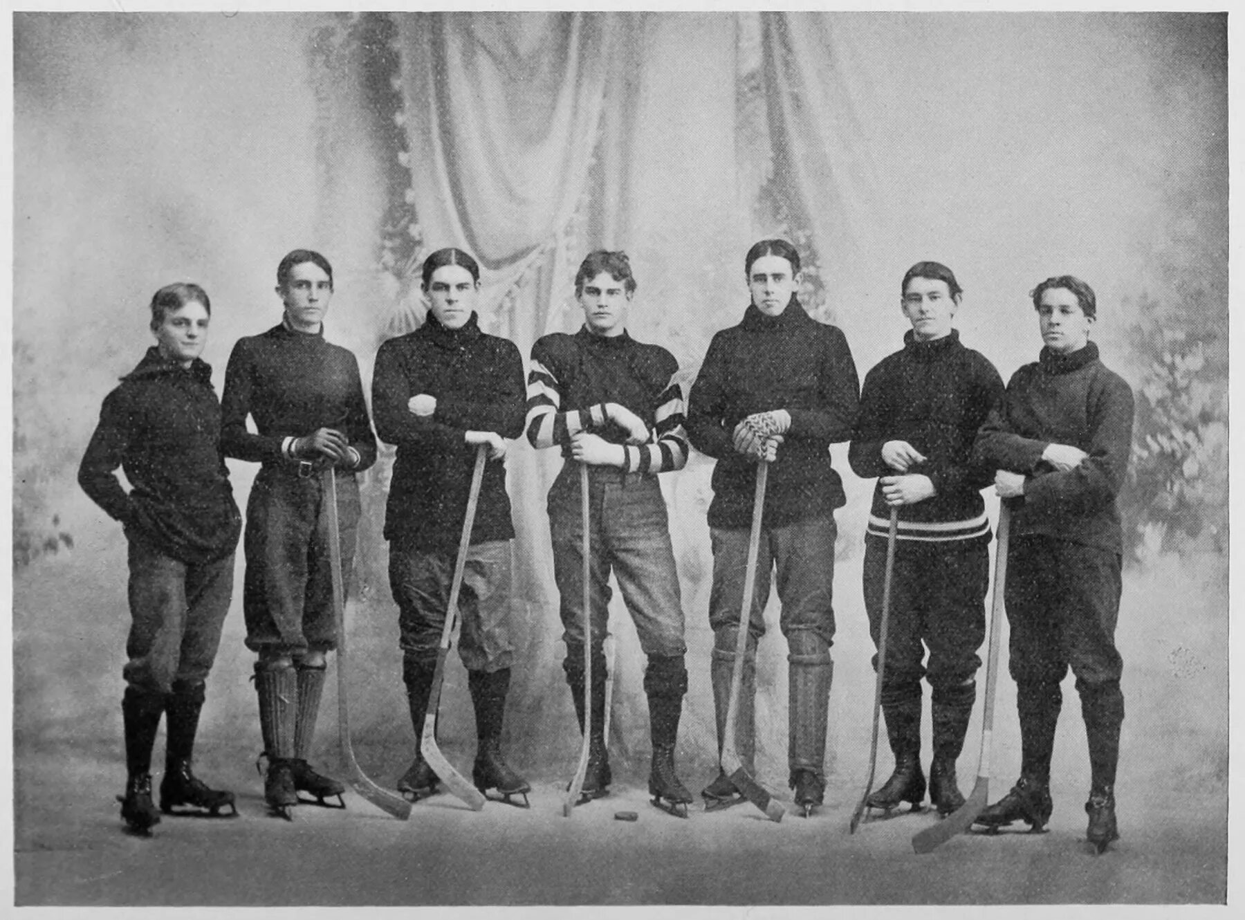 Первая хоккейная команда. Хоккей 1870. Хоккеисты 1910 года. Зарождение хоккея. Первые хоккеисты 1870.