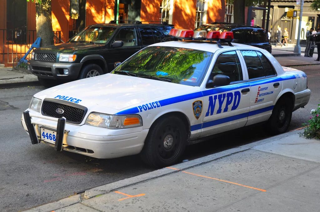 Полицейские машины в америке. Полицейский Форд NYPD.