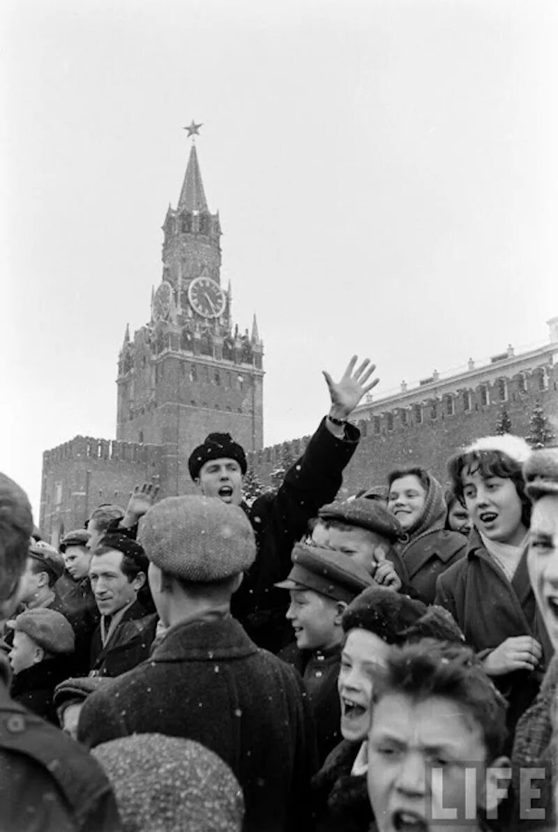 14 апреля 1961 года. Ликование на красной площади в честь полёта Гагарина 1961. Гагарин на красной площади 1961. Кортеж первого Космонавта Юрия Гагарина Москва 14 апреля 1961 года.