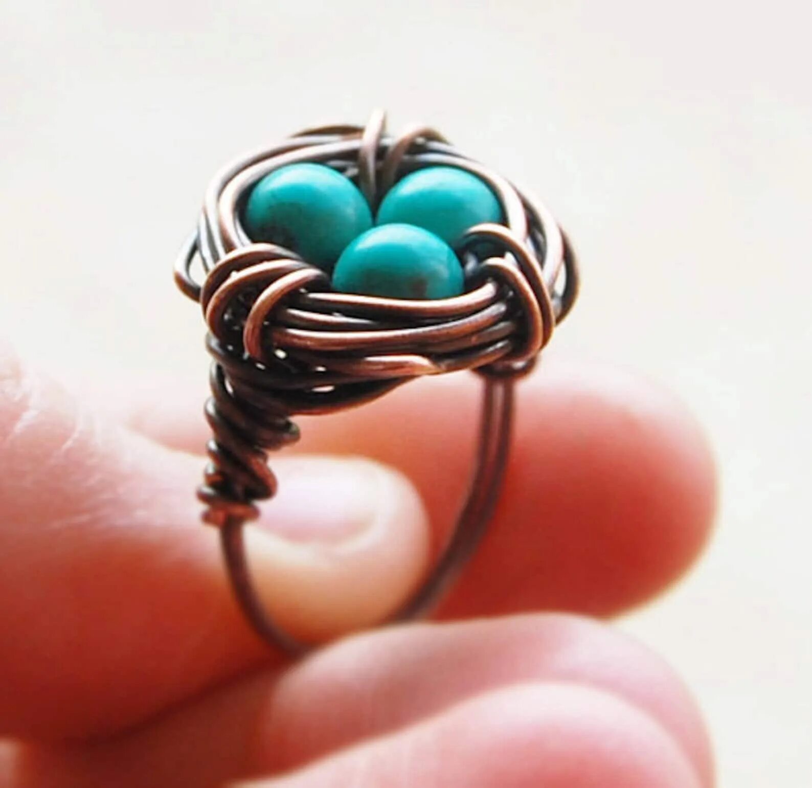 Кольцо из медной проволоки. Украшения из проволоки кольца. Колечко из проволоки. Перстень из проволоки. Красивые кольца из проволоки.