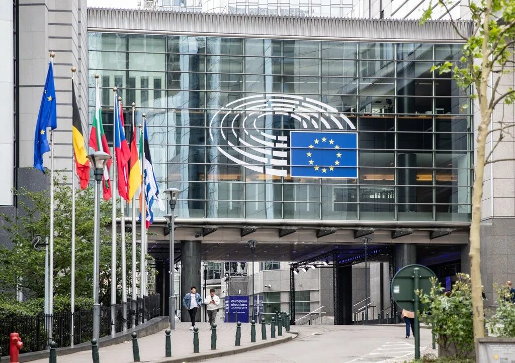 Здание Европарламента в Брюсселе. Парламент Евросоюза в Брюсселе. Брюссель Еврокомиссия здание. Здание ООН В Брюсселе.