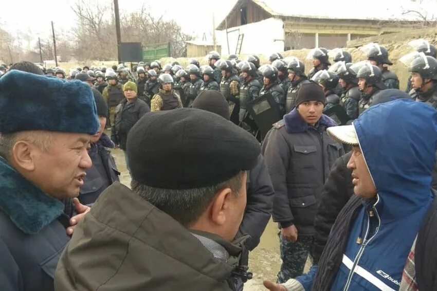 В Кыргызстане Баткенской области Кокташ селе. Баткен село Кок Таш. Кыргызстан местные жители. Исфана Киргизия Лейлекский район. Кыргызско таджикский