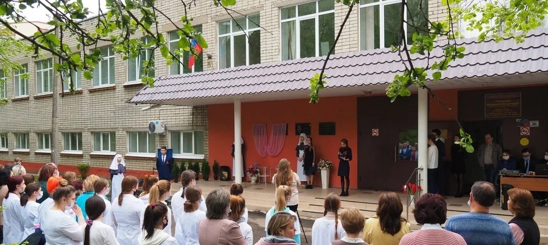 Электростальский медицинский колледж коллектив. Колледж рязанский сестринское дело. Фон для презентации рязанский медицинский колледж. Рязанский медицинский колледж. Огбпоу рязанский медицинский колледж эмблема.