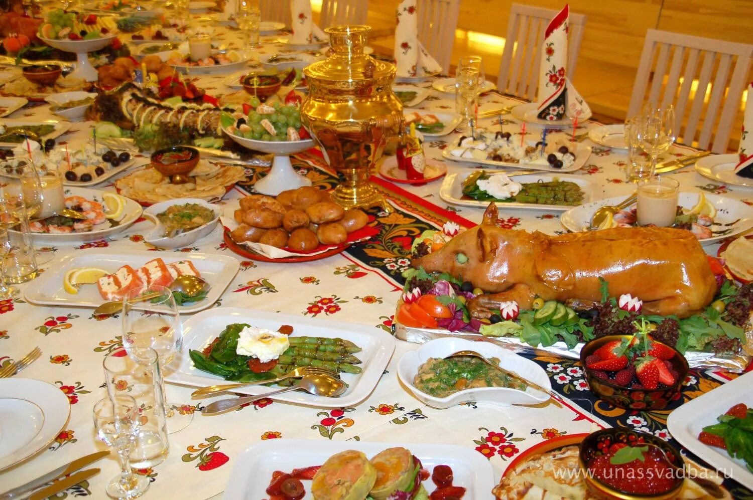 русский праздничный стол. красивый праздничный стол. роскошный стол с едой. шикарный стол с едой. стол на троицу.