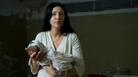 Девушка в подвале рожает