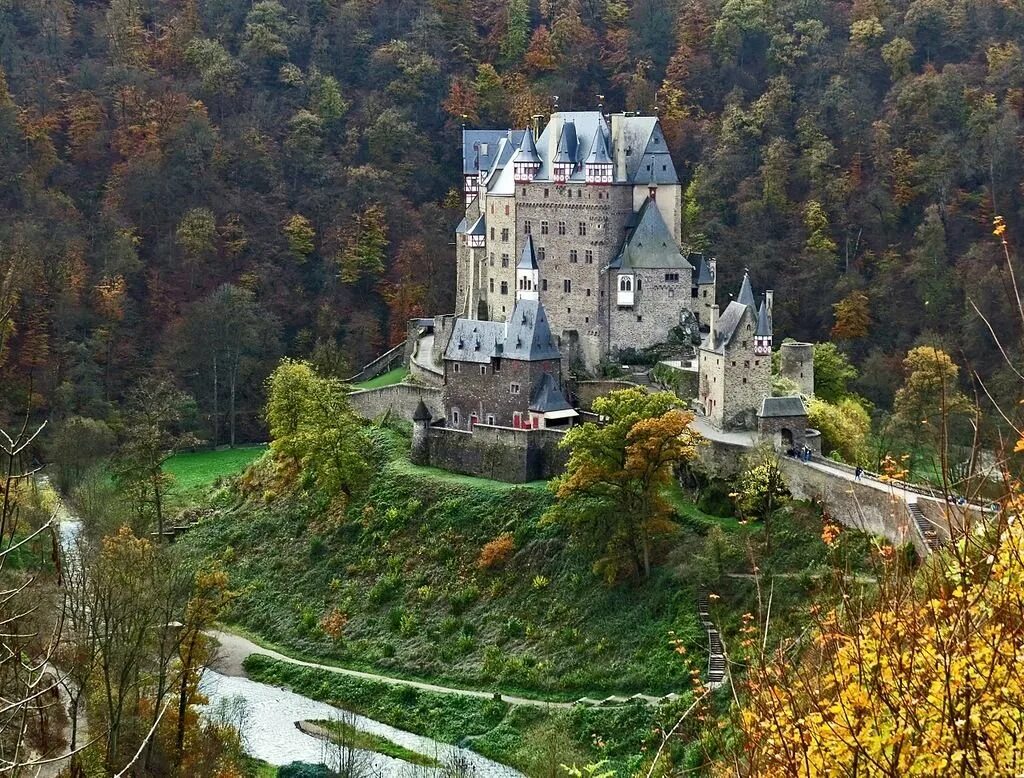 Известный средневековый замок. Замок Эльц Рейнланд-Пфальц Германия. Замок Бург Эльц Германия. Замок Эльц, Германия (XII век). Замок Эльц, Виршем, Германия.