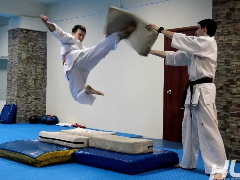 Упражнения карате. Тренировка по каратэ дети. Упражнения карате. Тренировка карате. Растяжка в каратэ комплекс упражнений.