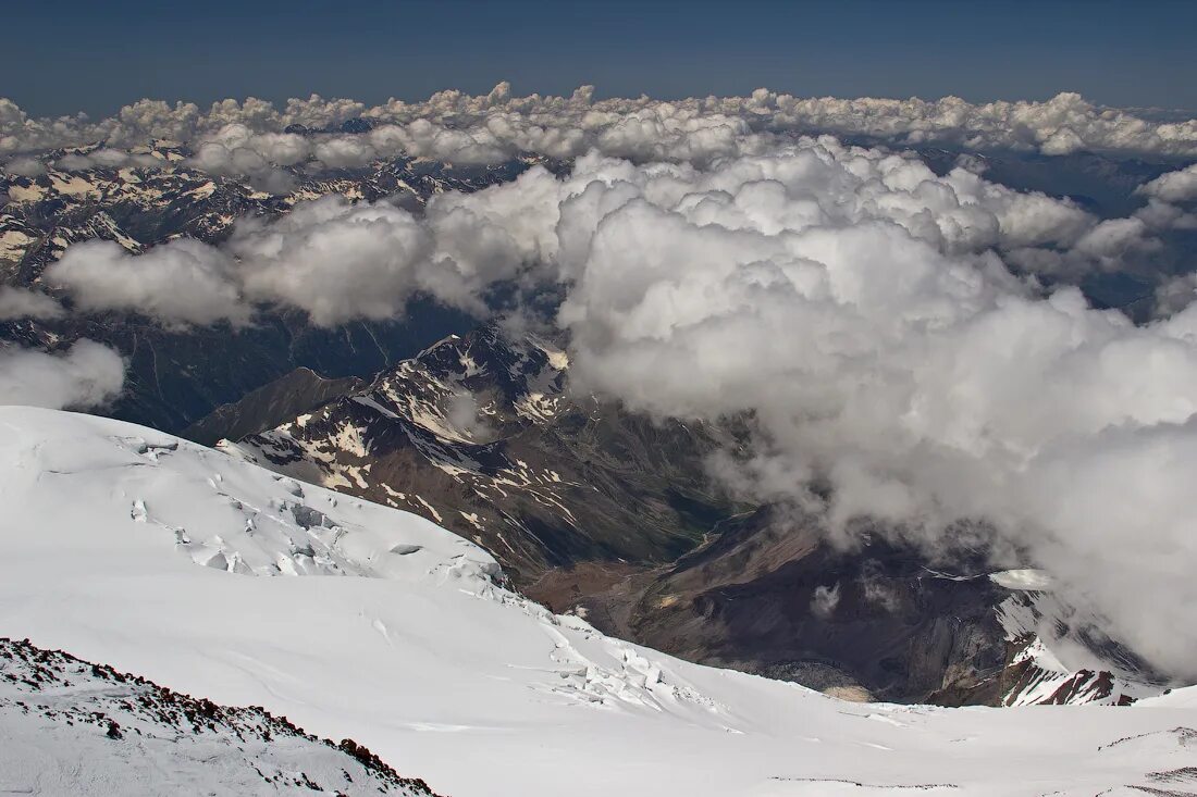 3 вершины эльбруса. Эльбрус высота. Лакколит Эльбрус альплагерь. Вид с Эльбруса. Эльбрус вид сверху.