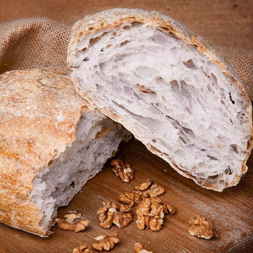 Чиабатта купить. Чиабатта пшеничная. Хлеб чиабатта. Хлеб с грецким орехом. Чиабатта на закваске.
