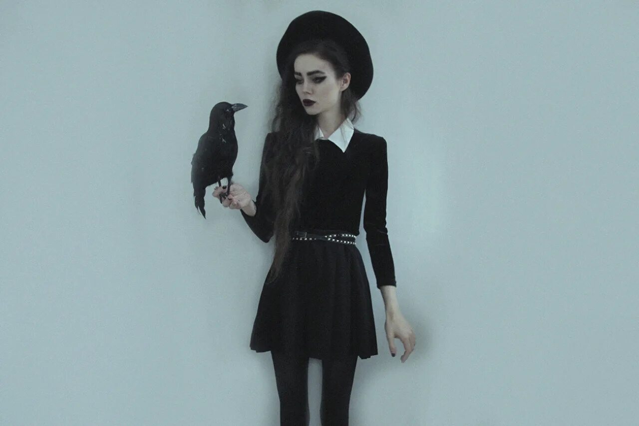 Черные худые девочки. Худая девушка в черном. Худые девушки эстетика. Худые модели девушки. Худые ноги.