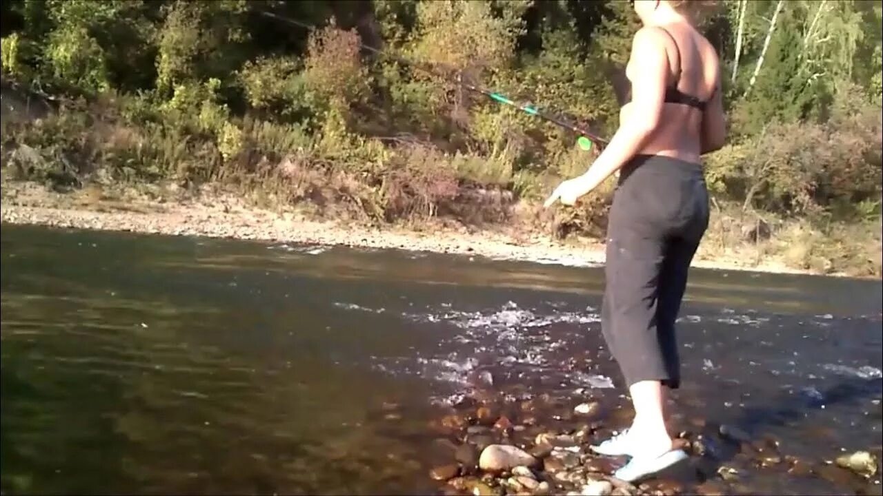 Рыбалка на речках видео. Охота со спиннингом на речного медведя. Хариус на малых реках. Сибирский хариус. Рыбалка на речках видео.