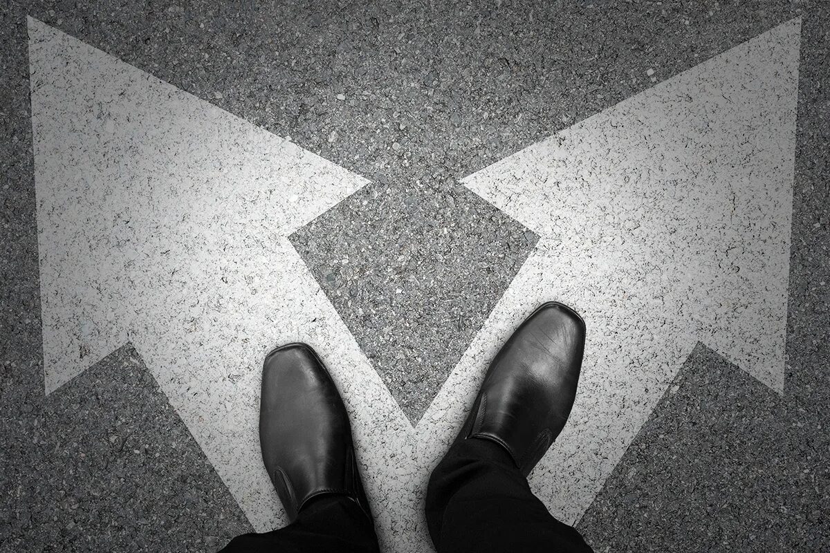 Человек перед выбором. Выбору предлагается два. Человек выбирает. Человек протягивает руку. Две руки выбор.