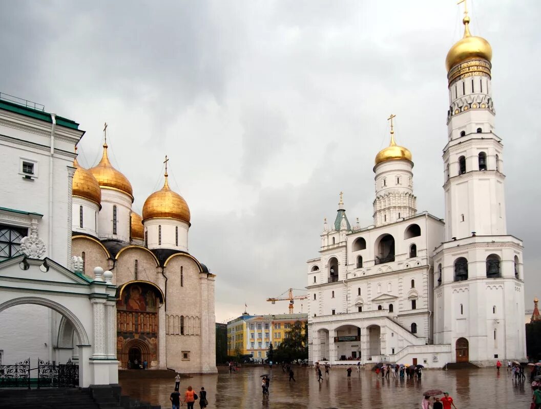 Соборная площадь кремля фото. Соборная площадь Московского Кремля. Колокольня Ивана Великого на Соборной площади. Успенский собор Москва Соборная площадь Кремля. Успенский собор и колокольня Ивана Великого.