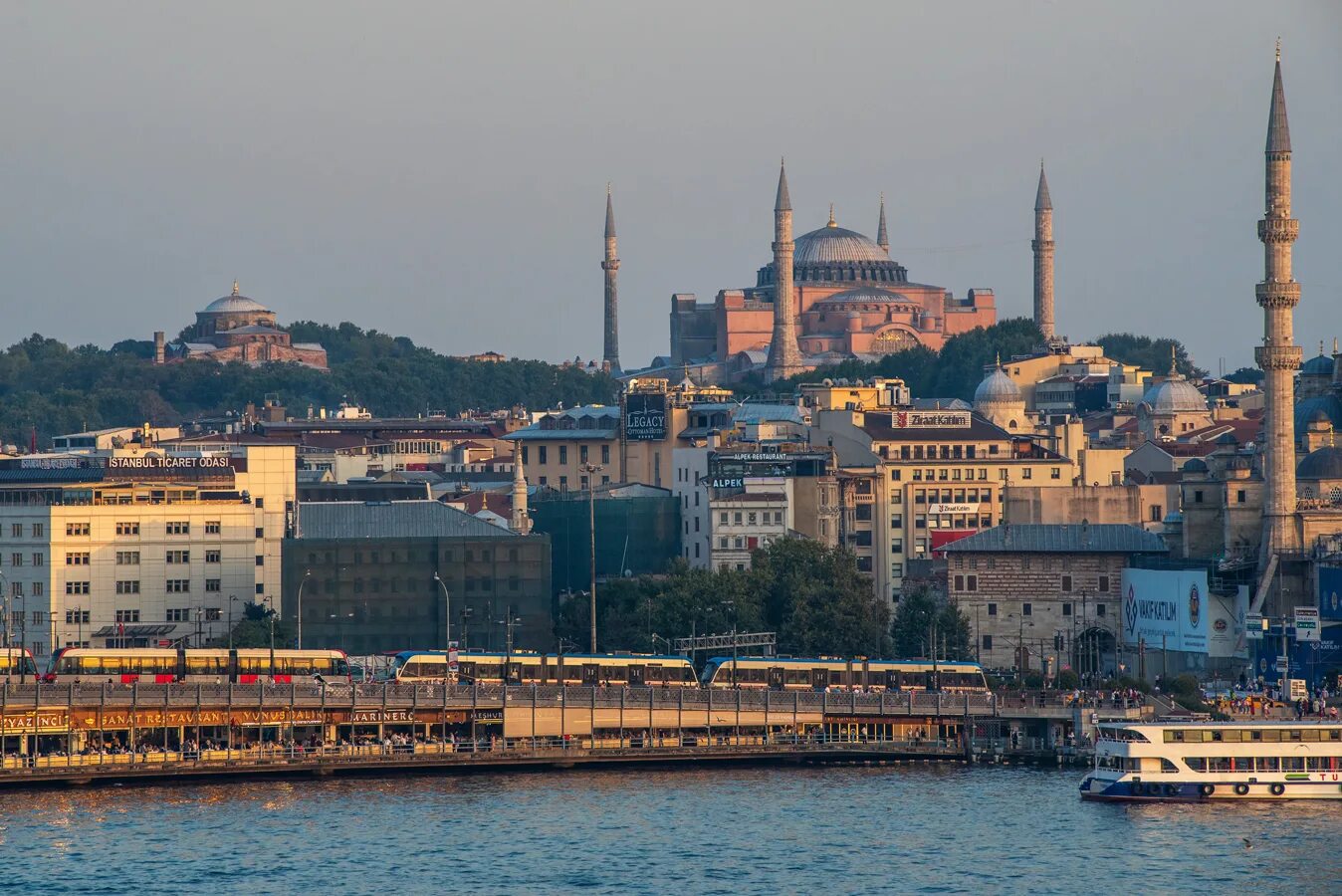 Стамбул часовой. Золотой Рог Стамбул. Стамбул Босфор осень. Причалы Стамбула золотой Рог. Мост золотой Рог Стамбул.