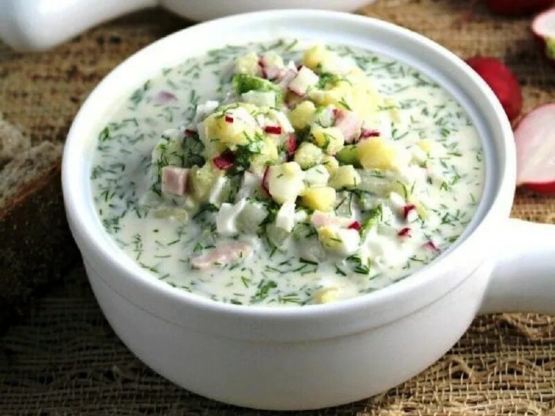 Рецепт окрошки классической с колбасой на сметане. Окрошка. окрошка на сметане. окрошка на сметане и воде. веганская окрошка.