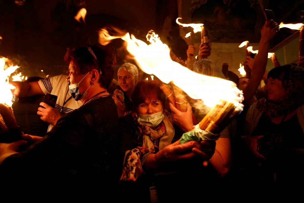 Храм гроба господня в иерусалиме сошествие благодатного огня. Сошествие благодатного огня 2022. Сошедшие огня. Сошествие благодатного огня 2022. Схождение благодатного огня в иерусалиме 2023.