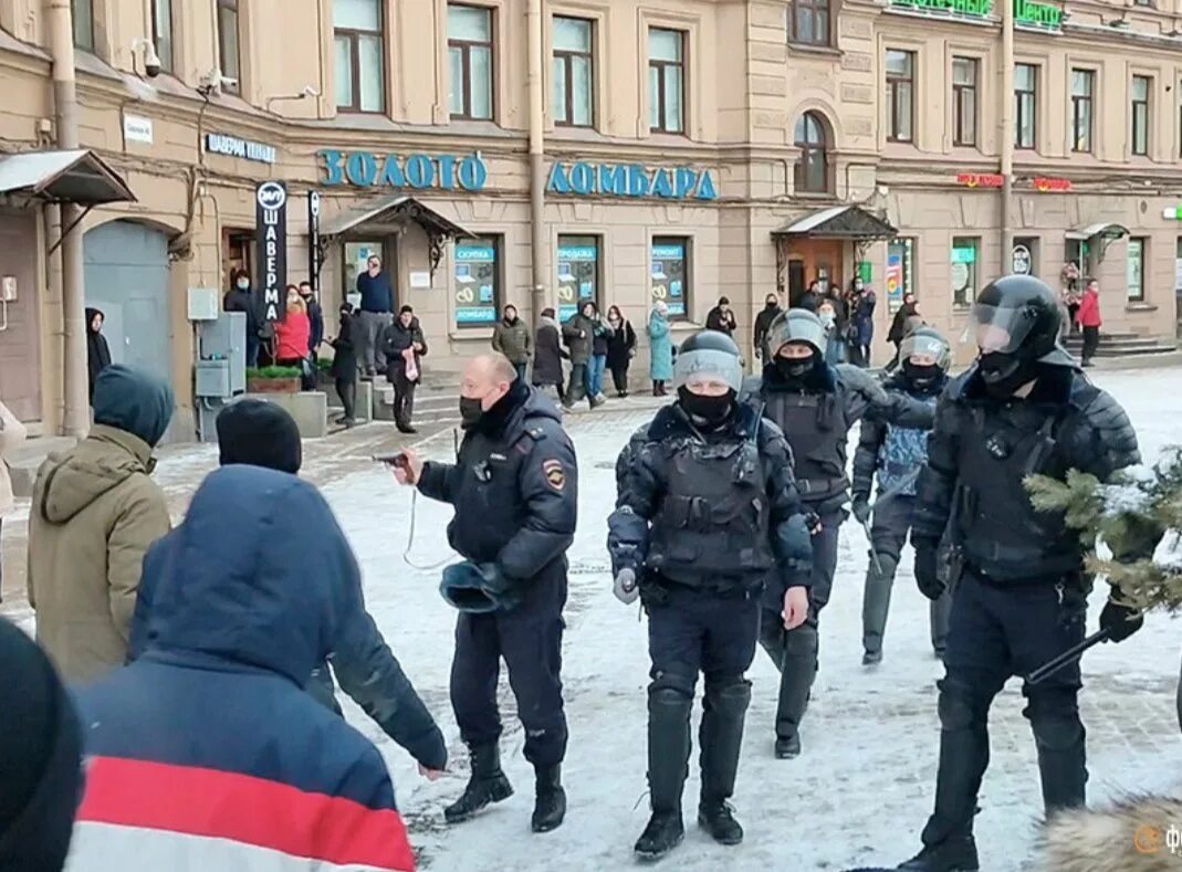 Задержания в Петербурге на Сенной площади 31 января. ОМОН на площади. Петербург протесты полиция. Протесты в Питере 31 января.