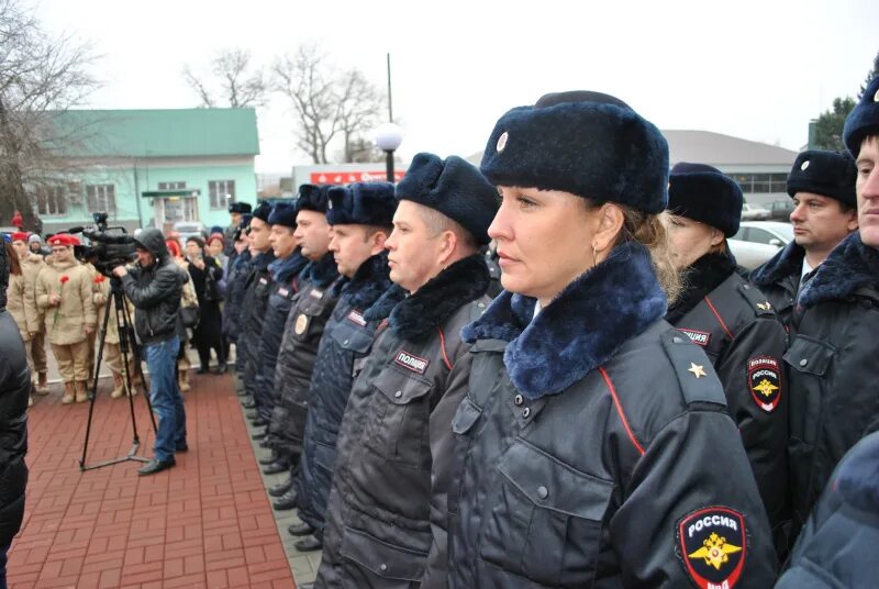 Сотруднику полиции выдают. Сотруднику полиции выдают