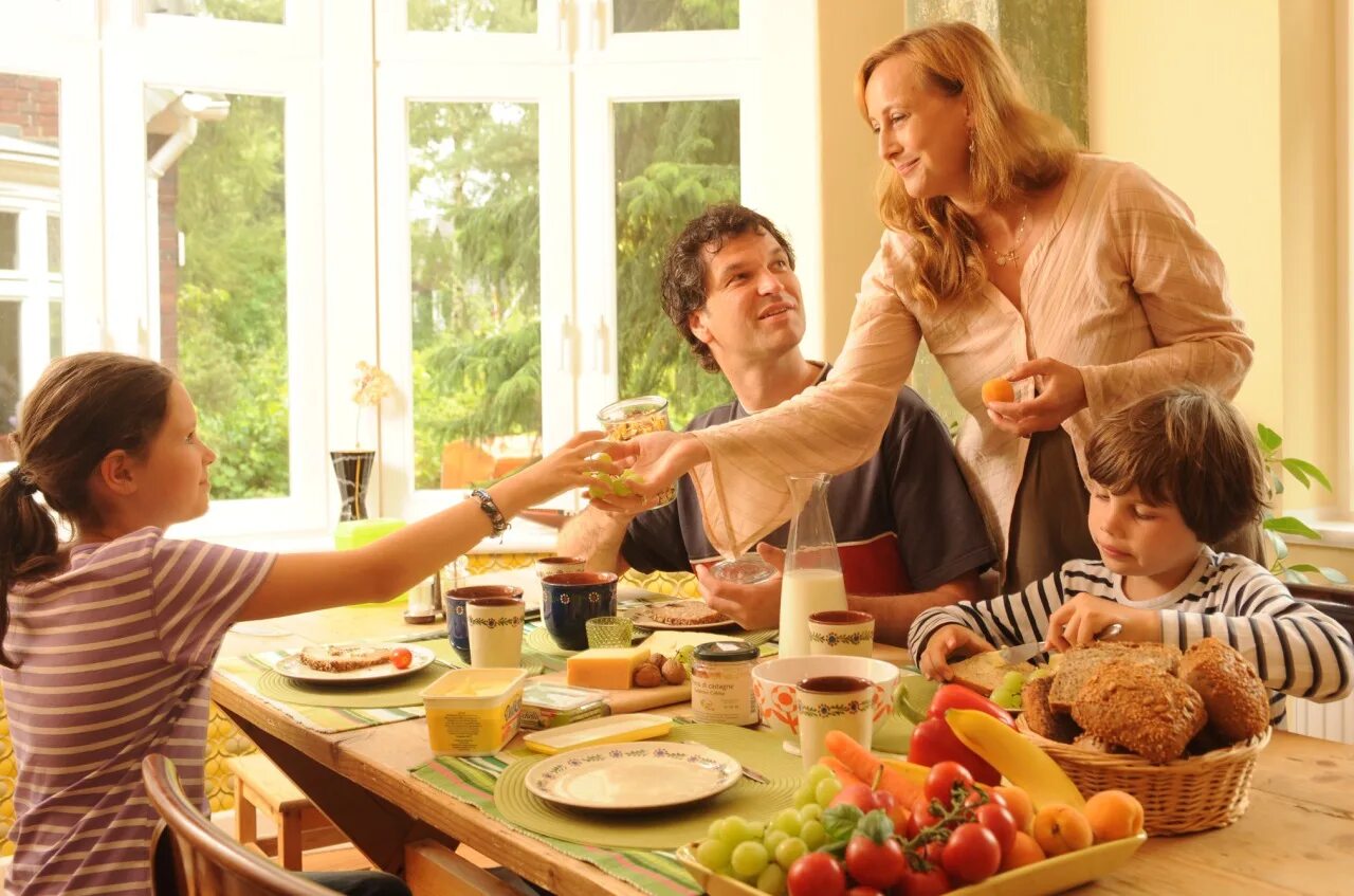 Семья гуляет Bild für kinder. Zu Mittag Essen картинки.