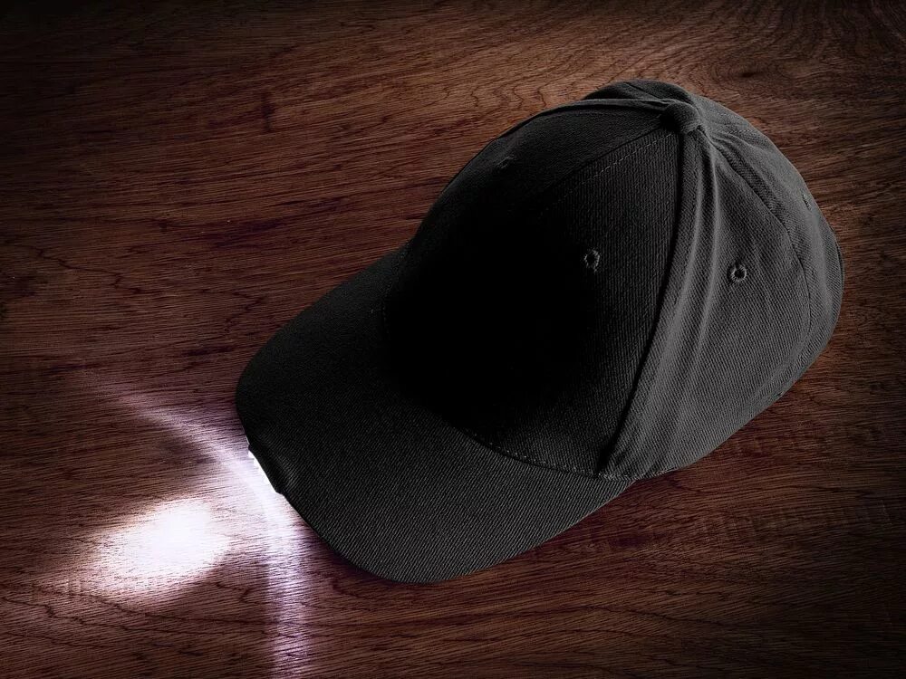 кепка на столе