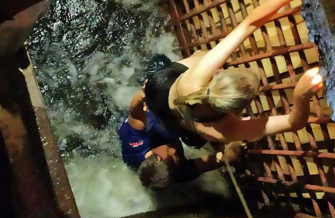 Девушка падает в воду. Девушки спасатели на воде.