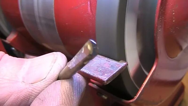 Сверло для сверления каленого металла. Каким сверлом просверлить закаленную сталь. Сверло для рассверливания отверстий в металле. Как просверлить каленую. Просверлить закаленную сталь.