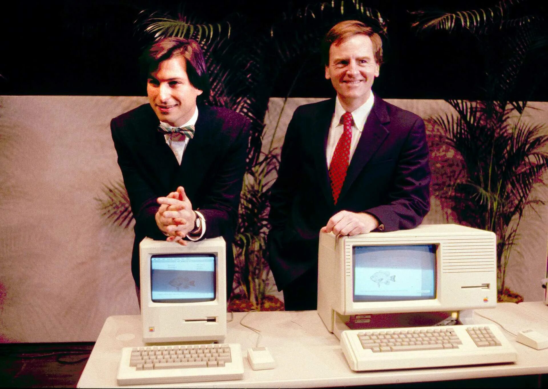 Компьютерный прототип. Стив Джобс макинтош 1984. Стив Джобс презентация макинтош 1984. Джон Скалли Apple. Джон Скалли и Стив Джобс.