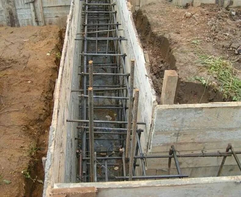 Мзлф несъемная опалубка. Армированный фундамент. Каркас арматурный для фундамента ленточного 400ж500. Арматурный каркас для фундамента. Арматурный каркас 150*450мм.