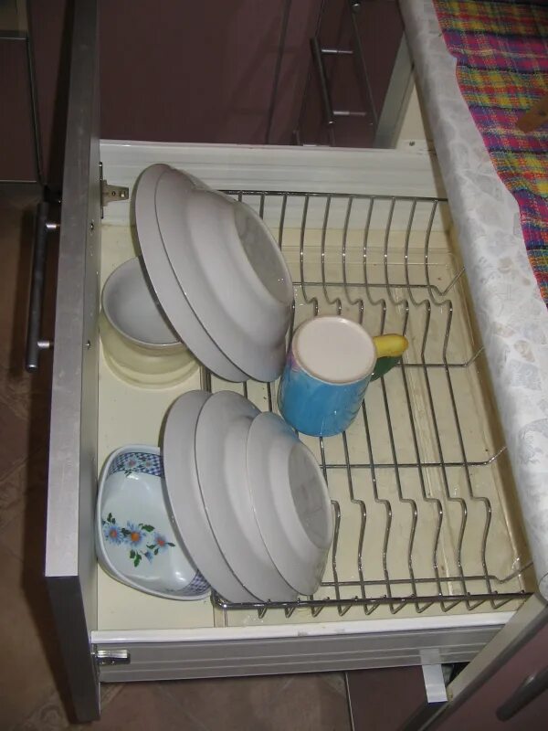 Сушилка для посуды в ящик. Сушка для посуды в выдвижной ящик. Сушилка для тарелок в ящик. Сушилка Посудная в выдвижной ящик.