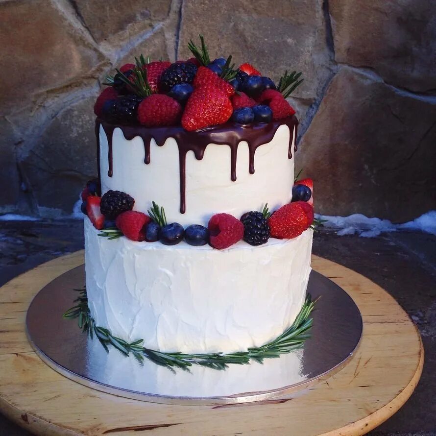 оформление двухъярусного торта. оформление двухъярусного торта. торт двухъярусный с ягодами и фруктами. двухъярусный торт. оформление двухъярусного торта.