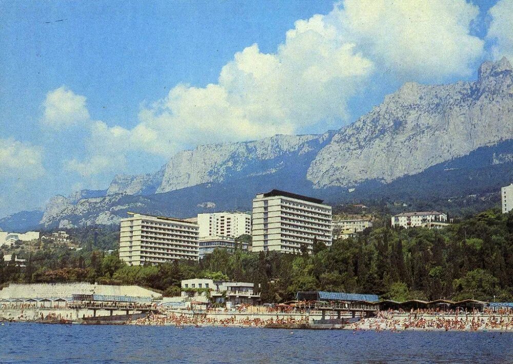 Где в крыму советское. Ялта курорт в СССР. Ялта 70-е. Ялта набережная 1980х. Советские санатории в Ялте.