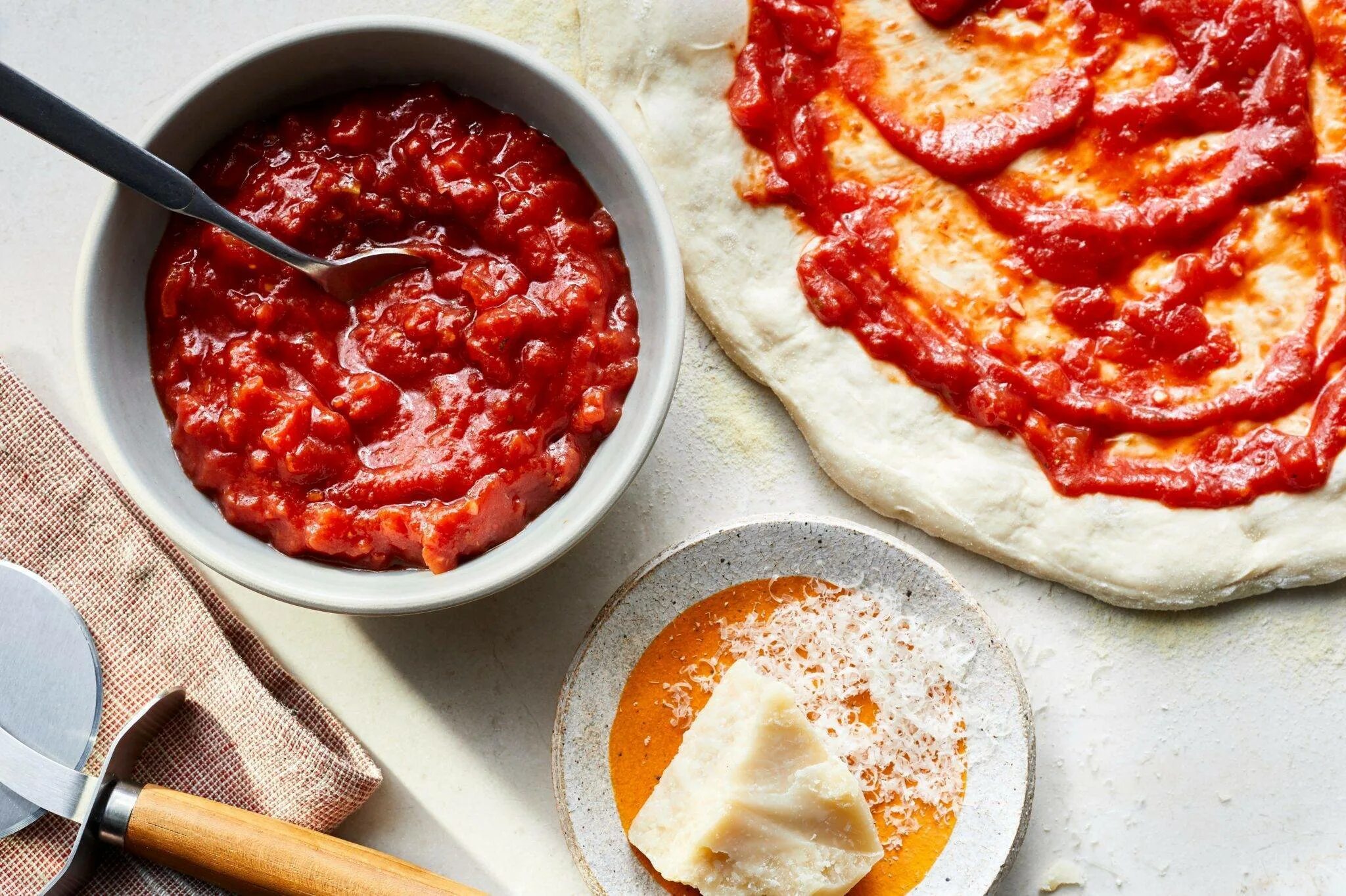 Тесто соус мясо. Соус томатный pizza Sauce. Томатная сальса. Итальянский соус для пиццы. Соус для пиццы из томатов.
