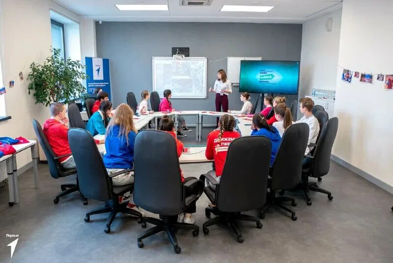 Офис разработчиков. Коворкинг зона. Современный офис с людьми. Российское движение детей и молодежи. Молодежь россии.