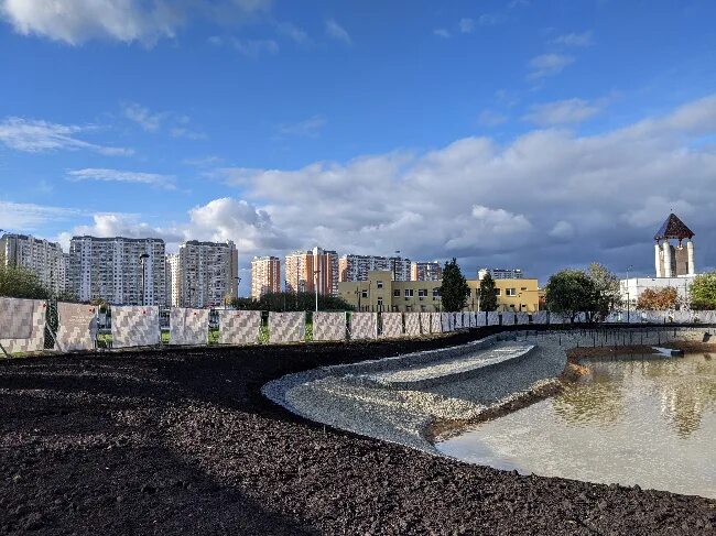 Вода переделкино. Вода переделкино. Город парк переделкино. Удальцовские пруды на проспекте вернадского. Купель в переделкино.