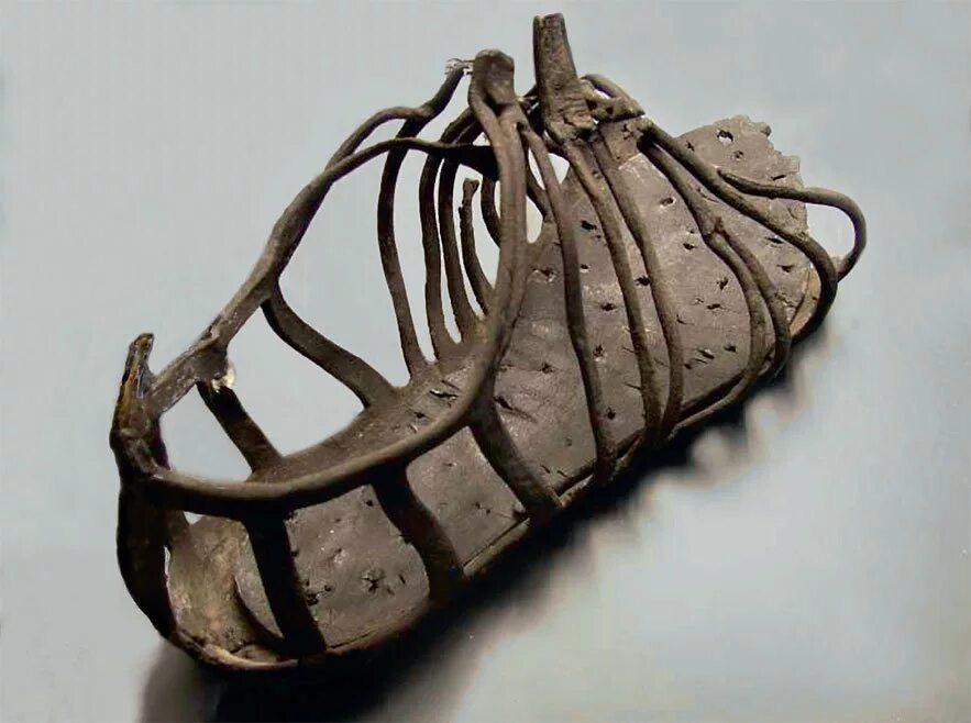 Первая обувь. Обувь солеа древний рим. Первая обувь. Обувь первобытных людей. Кожаная обувь древних людей.