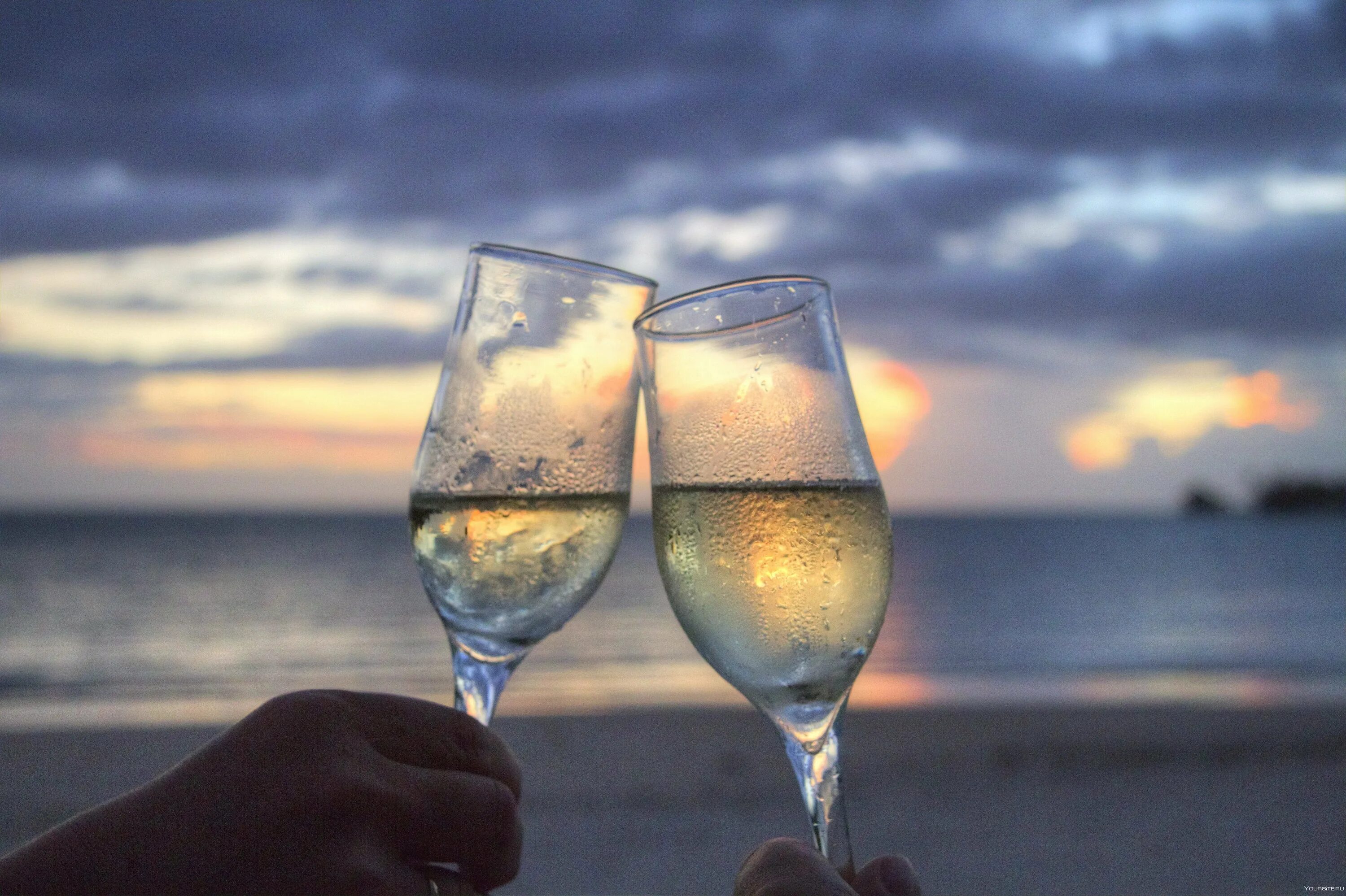 Два бокала на берегу моря. Бокал на фоне моря. Бокалы с шампанским на берегу моря. Вино на море вечером. Два бокала вина бабек