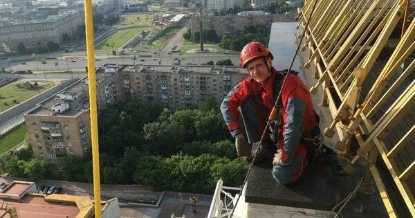 Монтажник в мариуполь. Монтажник высотник. строители высотники. стройка с высоты. монтажник на стройке.