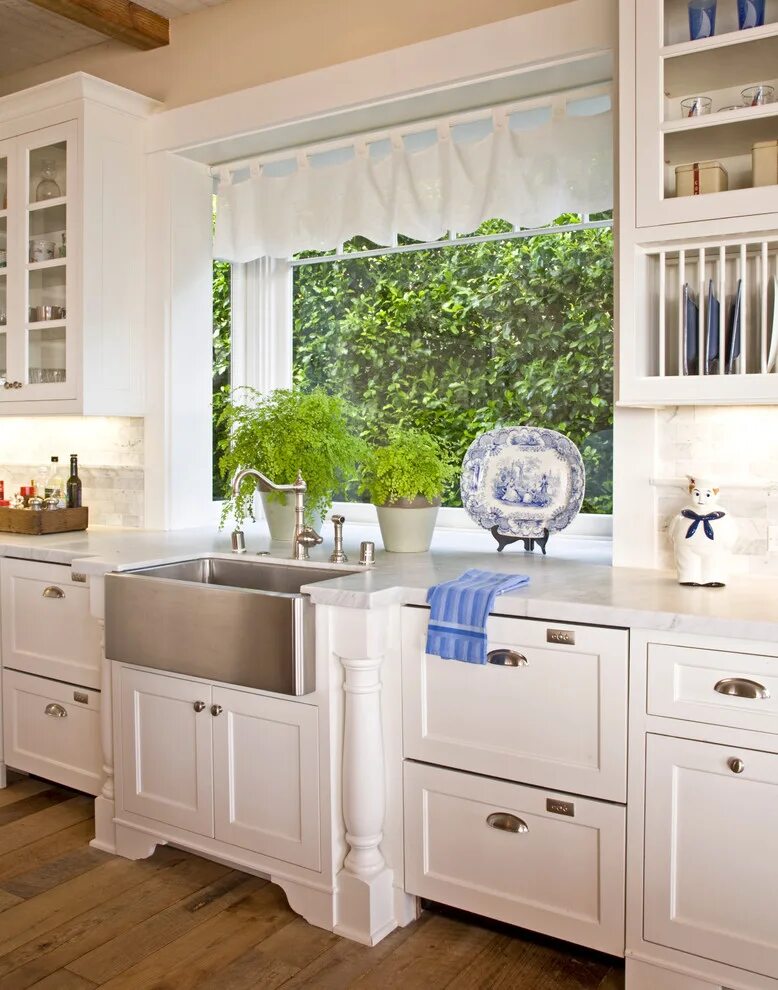 раковина под окном. окно над раковиной в кухне. кухонный гарнитур с мойкой у окна. раковина у окна на кухне. раковина farmhouse sink для ванны.