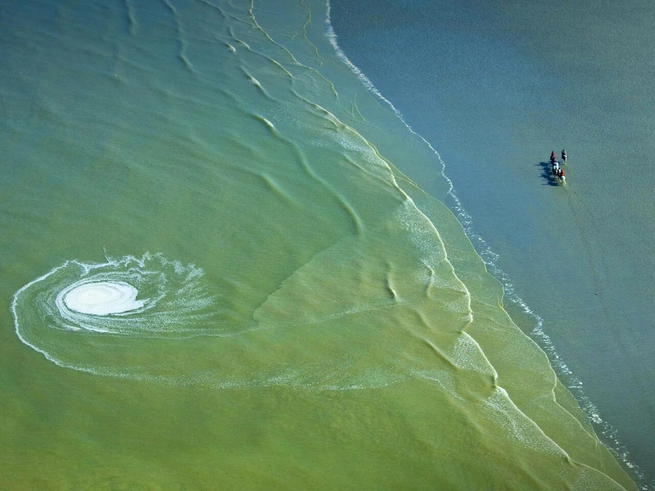Воронка закручивается. Лофотенские острова водоворот мальстрем. саргассово море водоворот. водоворот аденского залива. воронка в аденском заливе.