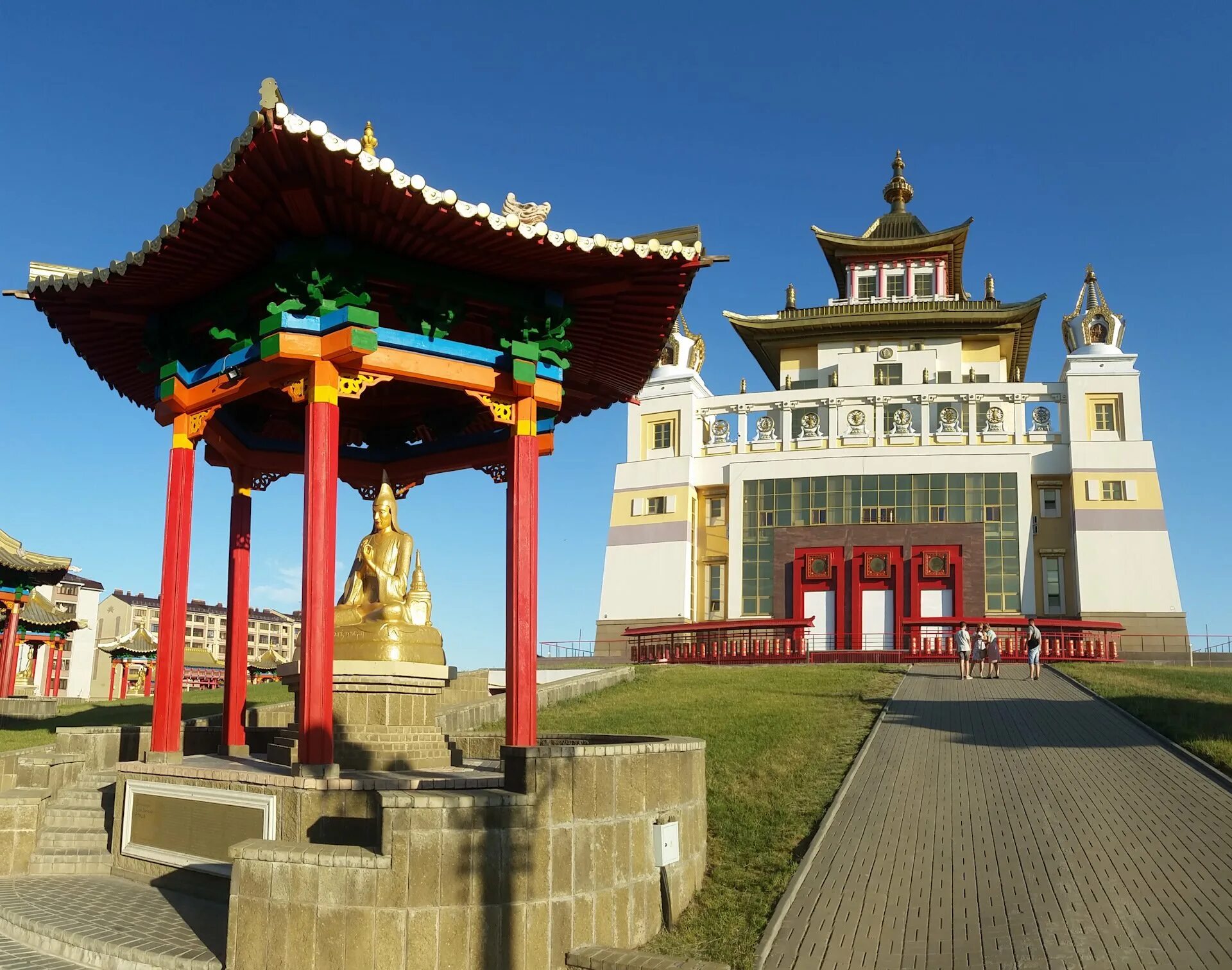 Б республика калмыкия. Республика калмыкия элиста. Б республика калмыкия. Республика калмыкия элиста достопримечательности. Золотая обитель будды шакьямуни калмыкия.