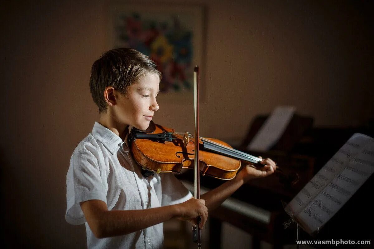 Игра на скрипке. Скрипка для детей. Мальчик со скрипкой. Ребенок играет на скрипке.