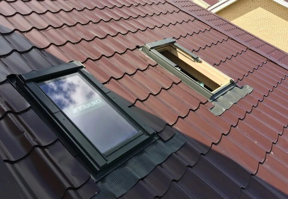 Установка окна металлочерепицу. Готовая крыша из металлочерепицы нл807. Стык металлочерепицы. Монтаж мансардного окна в металлочерепицу. Металлочерепица монтаж.