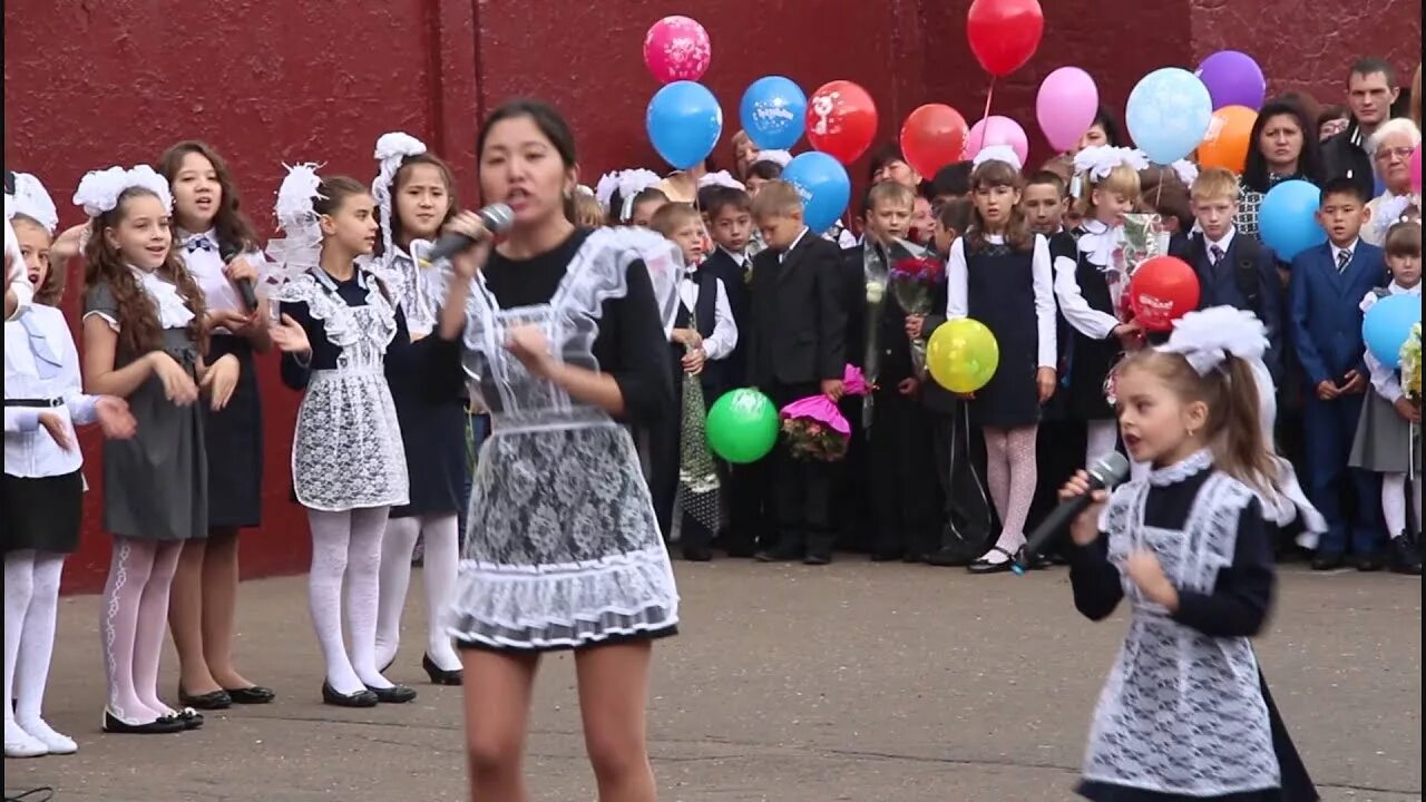 Песня приходим мы в школу. Школа школа двери распахни. Школа школа пришли сюда мы малышами. Школа школа Барбарики. Школа двери распахни.