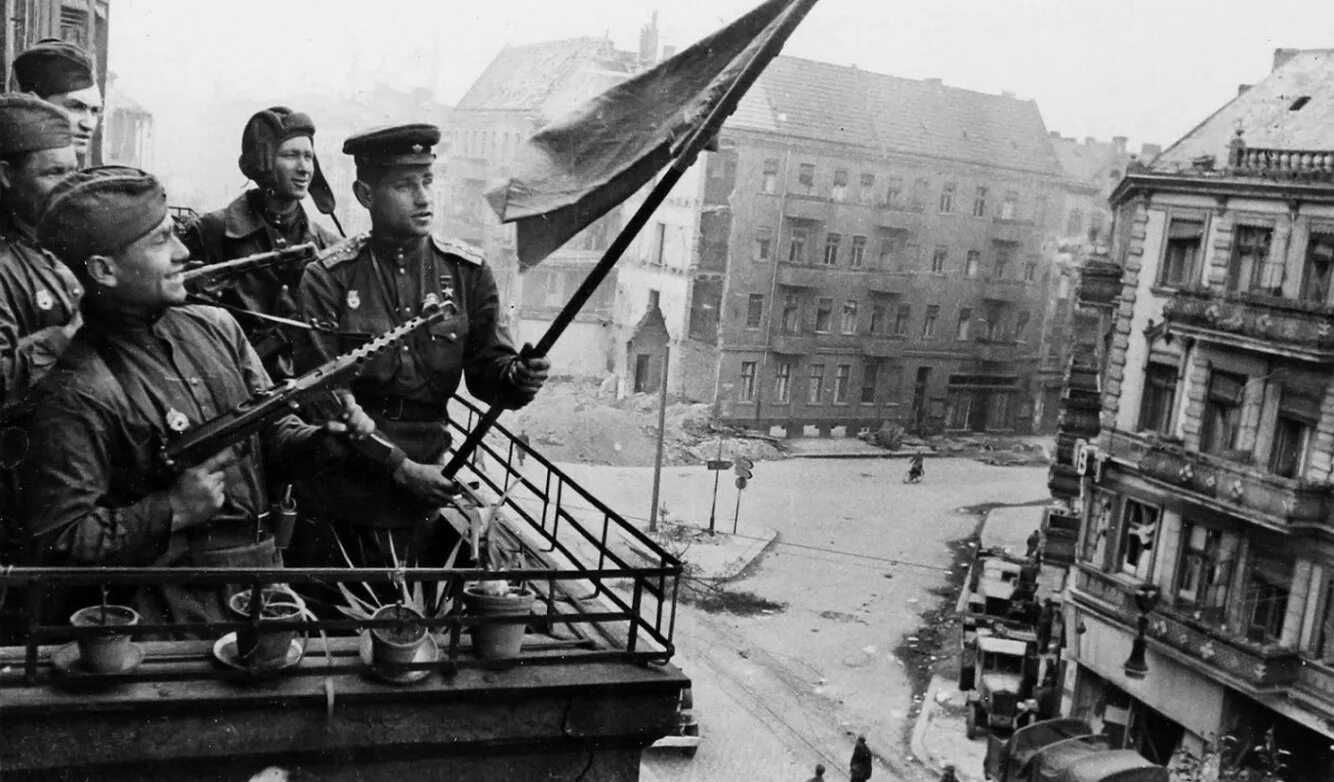 Время окончания войны. Солдаты красной армии 1945 Берлин. Берлин 1945 красное Знамя. ВОВ победа Берлин 1945.