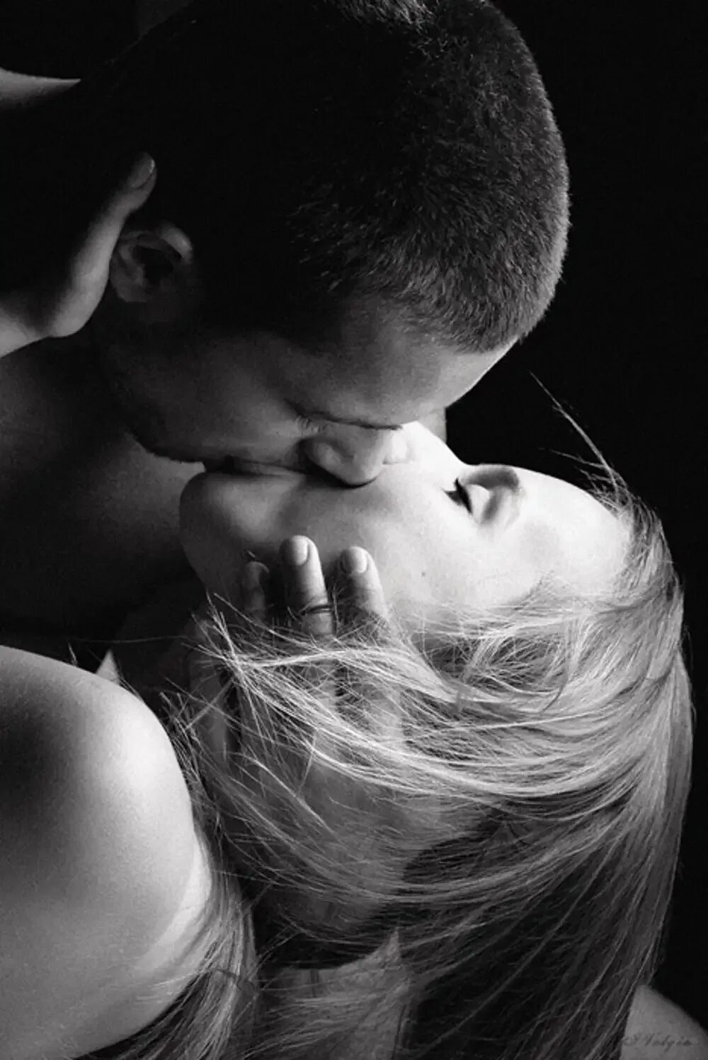 Страстно целую губы. Поцелуй. Страстный поцелуй. Нежный поцелуй. Горячий поцелуй.