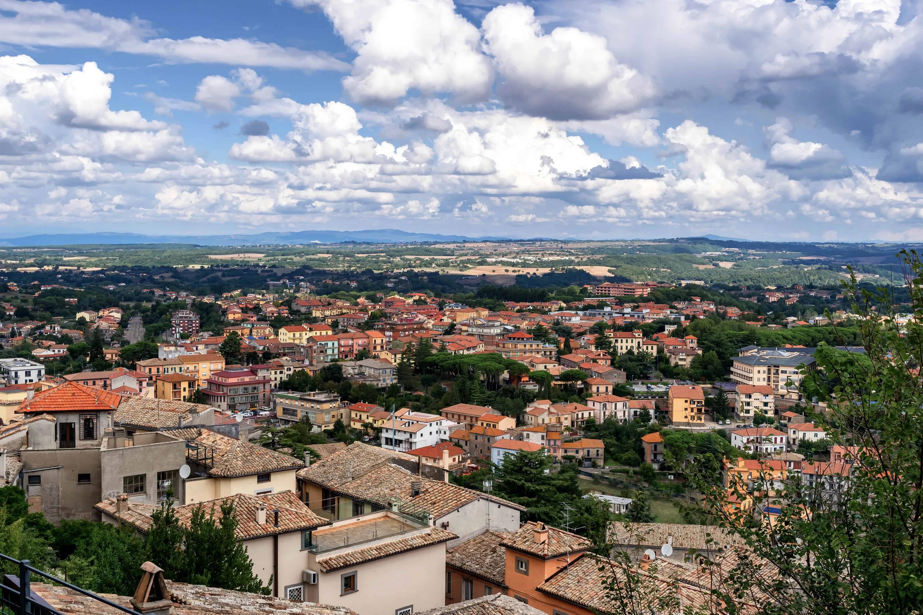 Город на холме какой город. Latium Италия. Город на Холме. Италия Лацио пейзаж. Панорама города.