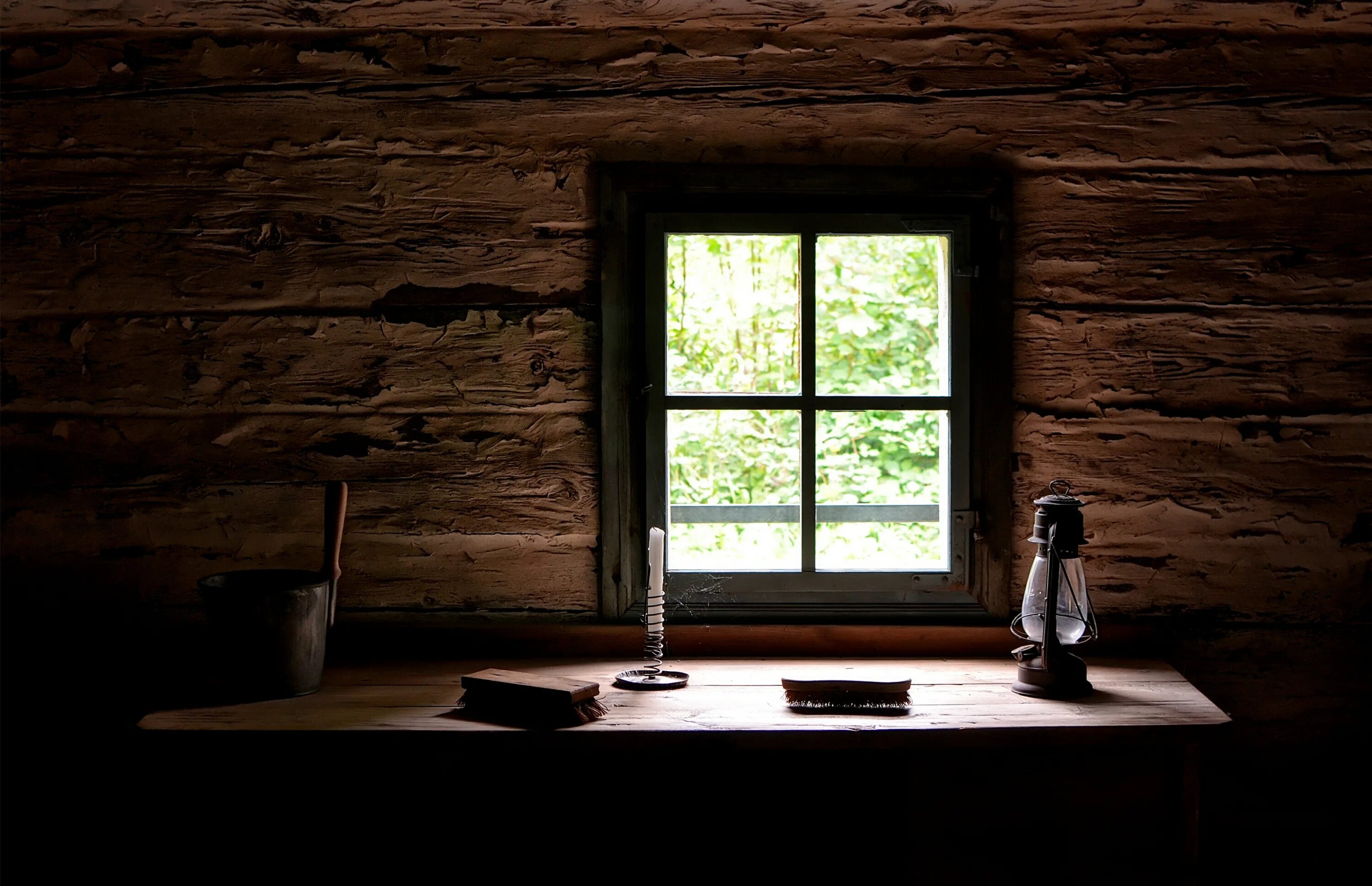 Красивые окна. Окна в стиле сканди. Деревянная стена с окном. Круглый стол у окна с люстрой. Windows table.