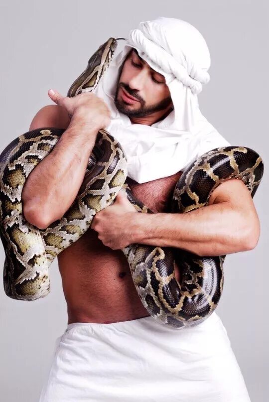 Мужчина змея в браке. Человек со змеями. Мужчина со змеей. Парень со змеями.