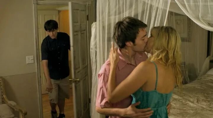 Первый опыт с двумя. Мужчина и две женщины. Юношеская сексуальность. Взрослая женщина и подросток. Лесбийская оргия в школе.