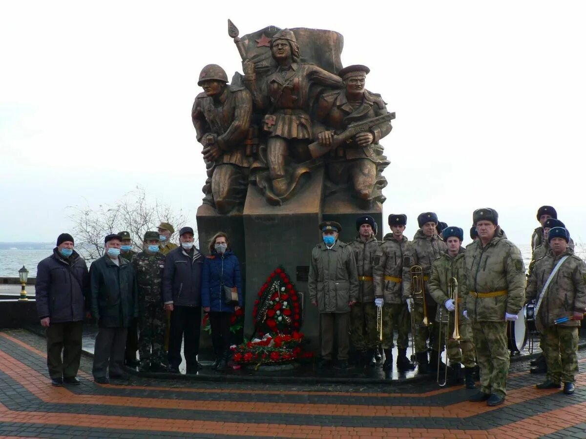 Мемориал феодосийскому десанту 1941 памятный история. Феодосия памятник Феодосийскому десанту. Керчь памятники Керченско-Феодосийскому десанту. Памятник Керченско-Феодосийскому десанту. Феодосийскому десанту 1941.